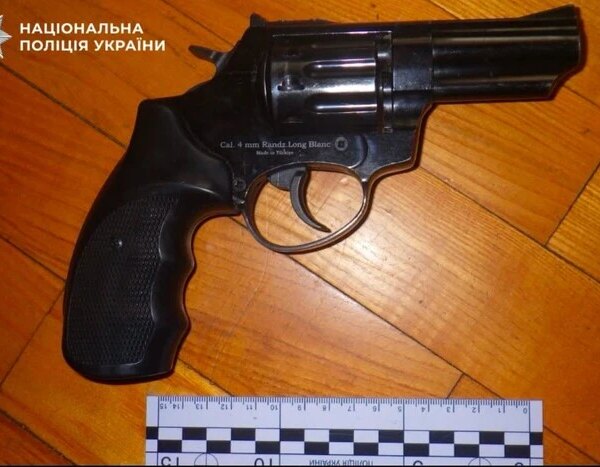 У Дніпровському районі чоловік, перебуваючи після святкування, серйозно поранив знайомого з револьвера.