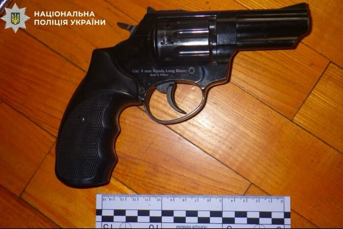 Головна 9 У Дніпровському районі чоловік, перебуваючи після святкування, серйозно поранив знайомого з револьвера.