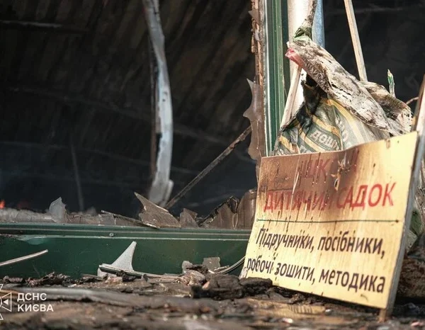 Історичний книжковий ярмарок на Почайній зруйновано внаслідок нападу Росії (знімки, кадри)