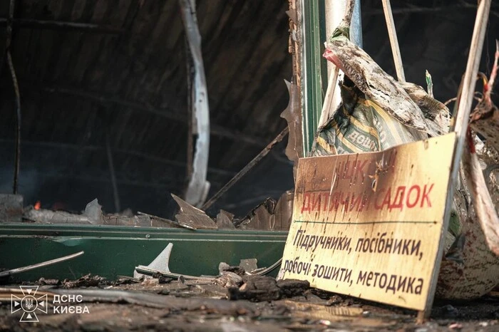 Легендарний книжковий ринок на Почайній знищено після атаки Росії (фото, відео)