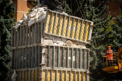 Пам’ятники Києва вивільняють від захисних споруд: причина демонтажу маскувальних елементів