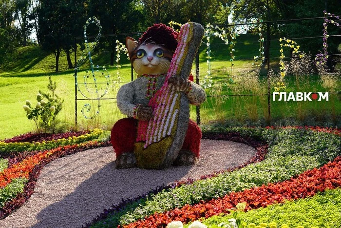 На Співочому полі відкрилась нова квіткова виставка «Муркотлива Україна» (фото)