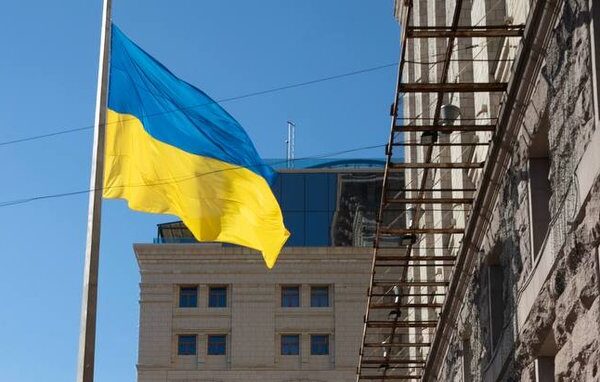 День Державного прапора України: у столиці біля КМДА урочисто підняли синьо-жовтий стяг