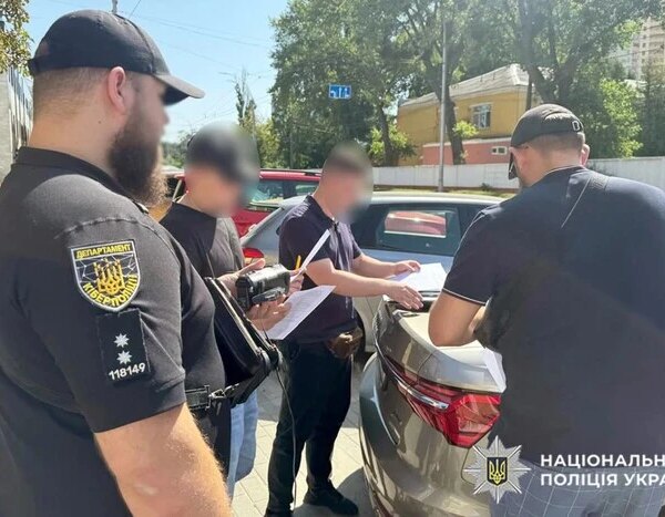 Правоохоронці виявили аферистів, які під час трансляцій на TikTok видурювали кошти в громадян України