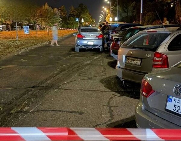 П’яний водій Infiniti вчинив масову ДТП у Києві, пошкодивши 10 припаркованих автомобілів (відео)