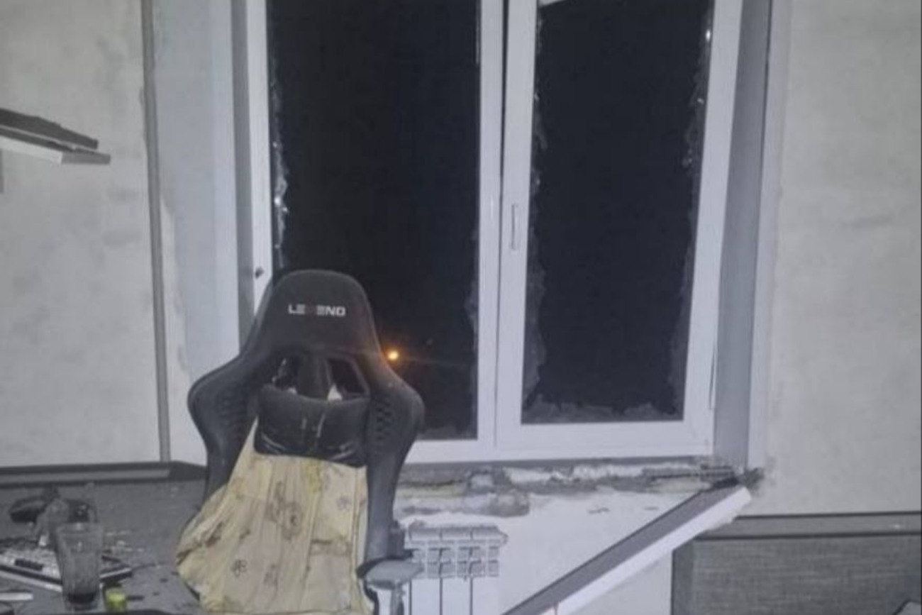 Пошкоджена квартира у будинку після російської атаки