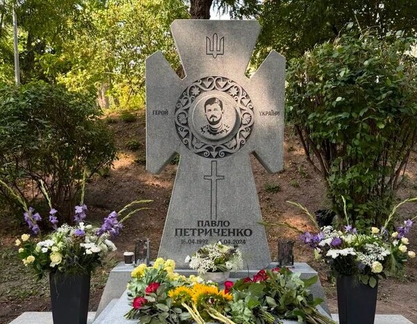 На Аскольдовій могилі стоїть пам’ятник Герою України Павлу Петриченку.