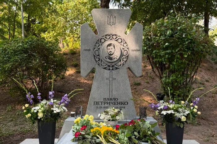 На Аскольдовій могилі стоїть пам’ятник Герою України Павлу Петриченку.