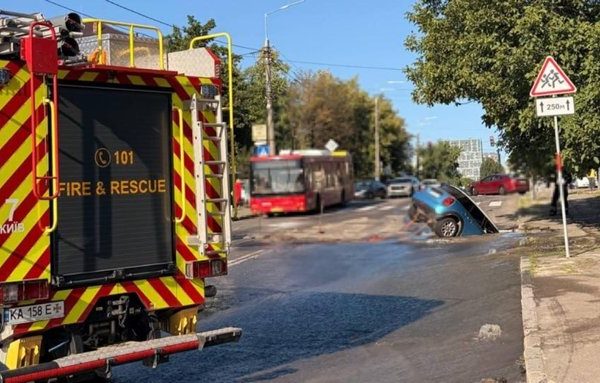 Автомобіль провалився під асфальт: прорив труби у Святошинському районі Києва