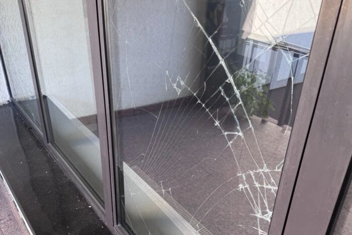 Під час нічної атаки РФ на Київ пошкоджено будівлю посольства Литви (відео)