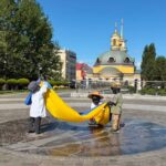 Головна 30 День державного прапора та День Незалежності: у столиці переодягли скульптури…