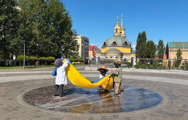 День державного прапора та День Незалежності: у столиці переодягли скульптури малюків-засновників Києва