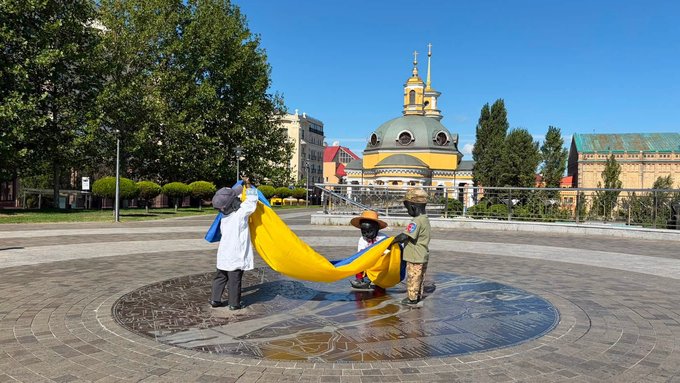 День державного прапора та День Незалежності: у столиці переодягли скульптури малюків-засновників Києва 2