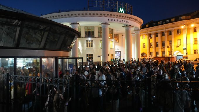 Тривоги та запізнення поїздів: на Центральному вокзалі Києва сотні пасажирів змушені чекати свої рейси в бомбосховищі 2