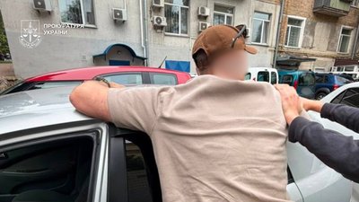 Двоє пенсіонерів у Києві стали жертвами шахраїв, які видавали себе за співробітників СБУ, втративши понад 12,5 мільйонів гривень. 1 Двоє пенсіонерів у Києві стали жертвами шахраїв, які видавали себе за співробітників СБУ, втративши понад 12,5 мільйонів гривень. 1
