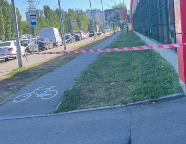 Біля великого магазину на київських Позняках знайшли снаряд від ракети Х-101 (знімки)