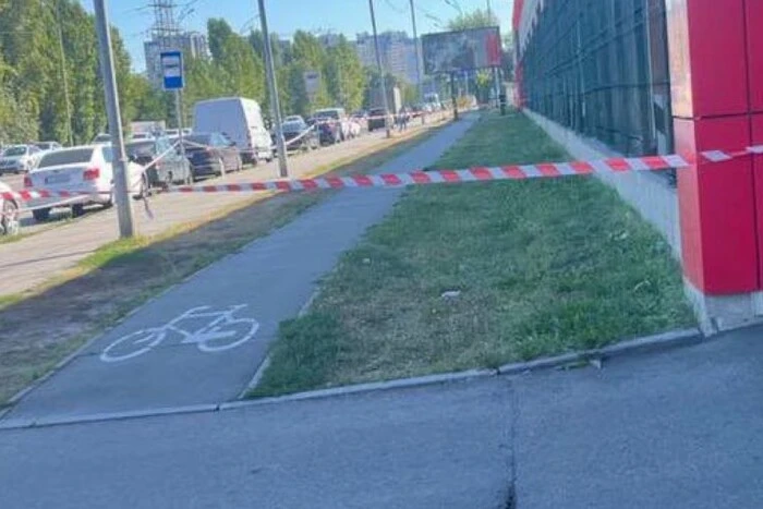 Біля великого магазину на київських Позняках знайшли снаряд від ракети Х-101 (знімки) 6