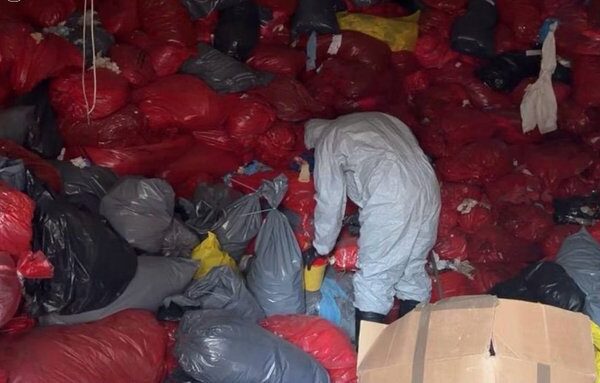 Використані шприци та леза: у Києві на складі знайшли небезпечні медичні відходи