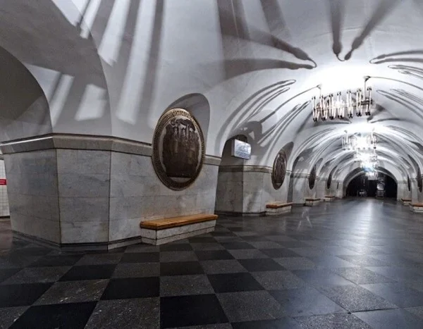 У київському метро пенсіонерка задрімала на лавці, маючи при собі 280 тисяч гривень у рюкзаку.