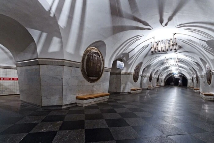 У київському метро пенсіонерка задрімала на лавці, маючи при собі 280 тисяч гривень у рюкзаку. 26 У київському метро пенсіонерка задрімала на лавці, маючи при собі 280 тисяч гривень у рюкзаку. 6