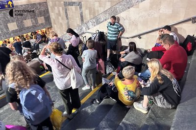 Тривоги та запізнення поїздів: на Центральному вокзалі Києва скупчення пасажирів