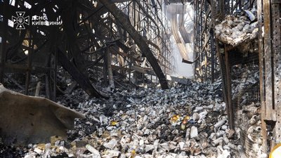 На Київщині другу добу гасять займання на складах, поруйнованих атакою РФ 20 серпня