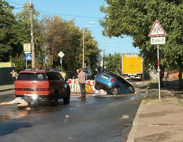 Машина впала в яму в Подільському районі Києва через прорив водопровідної труби (фото)