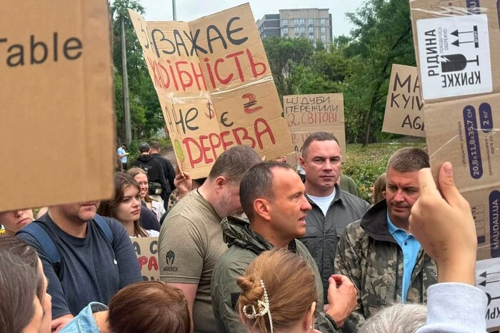 Вирубка парку на Теремках: активісти збирають громадські слухання