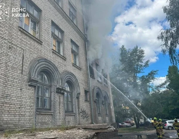 У Києві, в Подільському районі, зайнялася пожежа в будівлі старої школи, яка не використовується (з фотографіями)