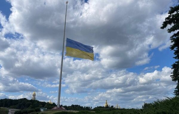 Державний стяг України було опущено. Яка причина цього?