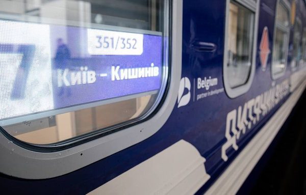 Варіант 1: Поїзд, що курсує за маршрутом Київ – Кишинів, робитиме зупинку біля аеропорту Молдови. Варіант 2: Напрямок руху поїзда Київ – Кишинів передбачає зупинку поблизу аеропорту в Молдові. Варіант 3: Для маршруту Київ – Кишинів буде організовано зупинку неподалік молдовського аеропорту.