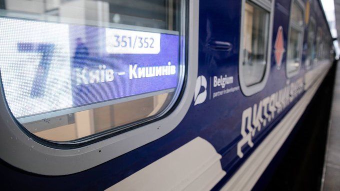 Варіант 1:
Поїзд, що курсує за маршрутом Київ – Кишинів, робитиме зупинку біля аеропорту Молдови. Варіант 2:
Напрямок руху поїзда Київ – Кишинів передбачає зупинку поблизу аеропорту в Молдові. Варіант 3:
Для маршруту Київ – Кишинів буде організовано зупинку неподалік молдовського аеропорту. 3