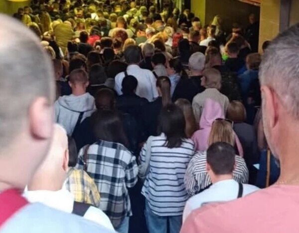 Люди на станції “Лісова”: метро забите через повітряну тривогу (фото)