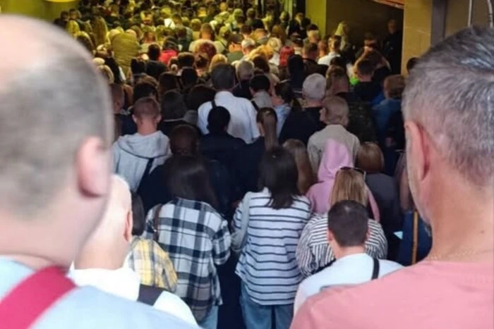 Натовпи на станції «Лісова»: метро переповнене через повітряну тривогу (фото)
