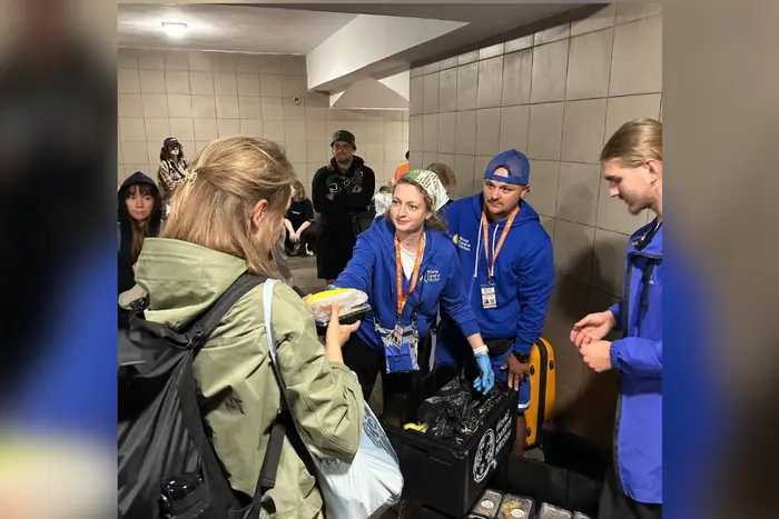 «Укрзалізниця» розгорнула допомогу пасажирам на переповнених вокзалах