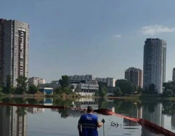 Комунальні служби продемонстрували методи очищення Кирилівського озера від нафтових забруднень (відео