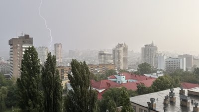 На Київщині та у столиці оголосили жовтий рівень небезпеки через грозу