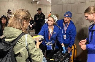 «Укрзалізниця» організувала підтримку для мандрівників на завантажених станціях 7