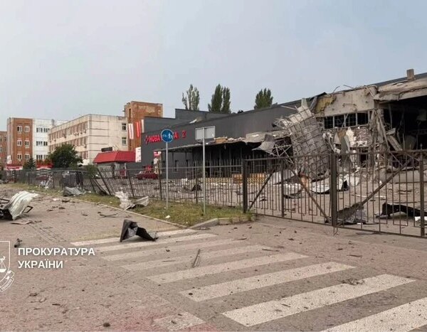 Російські війська зруйнували сортувальний хаб “Нової пошти” в столиці, є жертви (доповнено)
