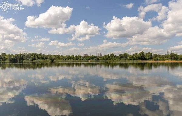 На озері Кирилівське та струмку Сирець після російської атаки знову зафіксовано наявність нафтопродуктів.