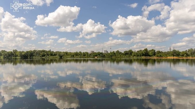 На озері Кирилівське та струмку Сирець після російської атаки знову зафіксовано наявність нафтопродуктів. 2