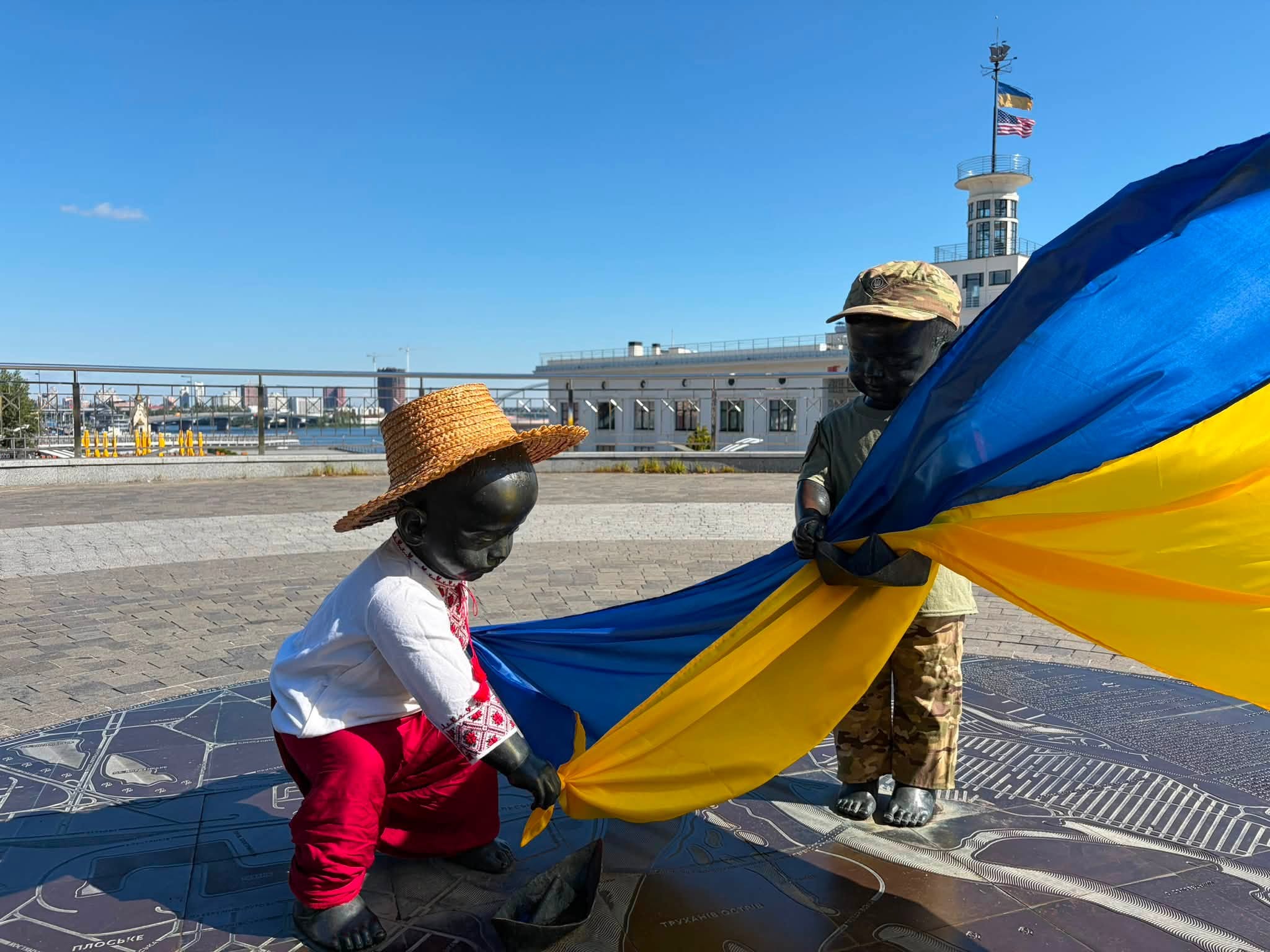 День державного прапора та День Незалежності: у столиці переодягли скульптури малюків-засновників Києва 9 1