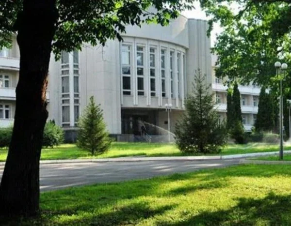 Зіпсовані фрукти та цвіль: Лубінець продемонстрував умови, в яких перебувають діти в “Артеку” неподалік Києва