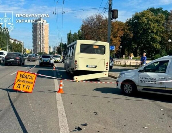 Дорожньо-транспортна пригода на Чоколівському бульварі: двоє загиблих, четверо поранених (ілюстрації)