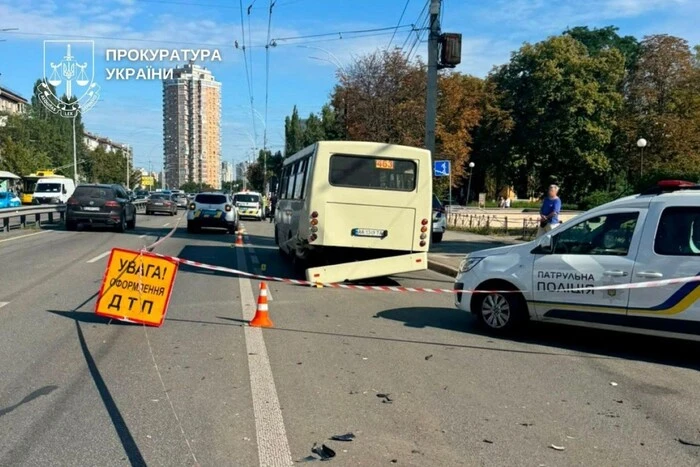 Дорожньо-транспортна пригода на Чоколівському бульварі: двоє загиблих, четверо поранених (ілюстрації) 16 Дорожньо-транспортна пригода на Чоколівському бульварі: двоє загиблих, четверо поранених (ілюстрації) 5