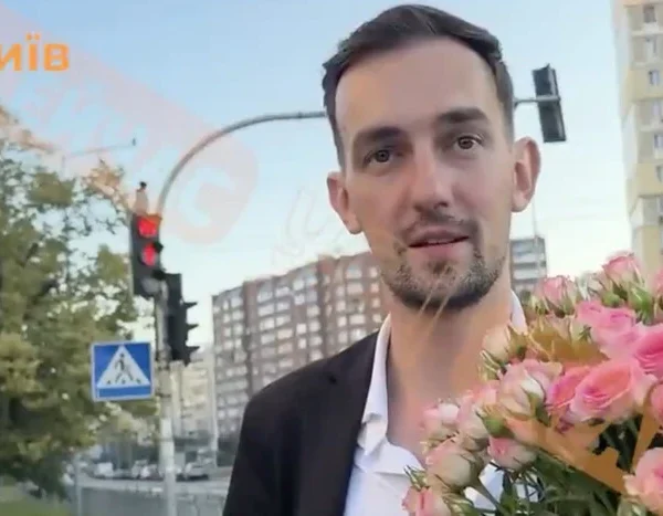 «Ніщо нас не здолає»: мешканець Києва зворушив інтернет своїм вчинком після атаки