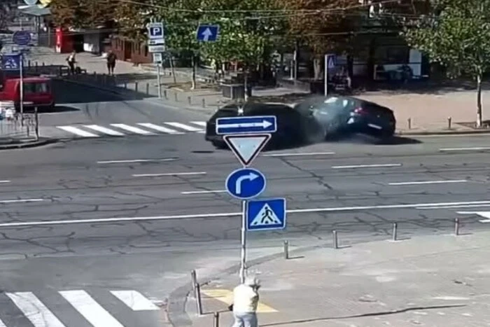 ДТП за участю двох BMW у столиці: правоохоронці оприлюднили кадри з місця події 2