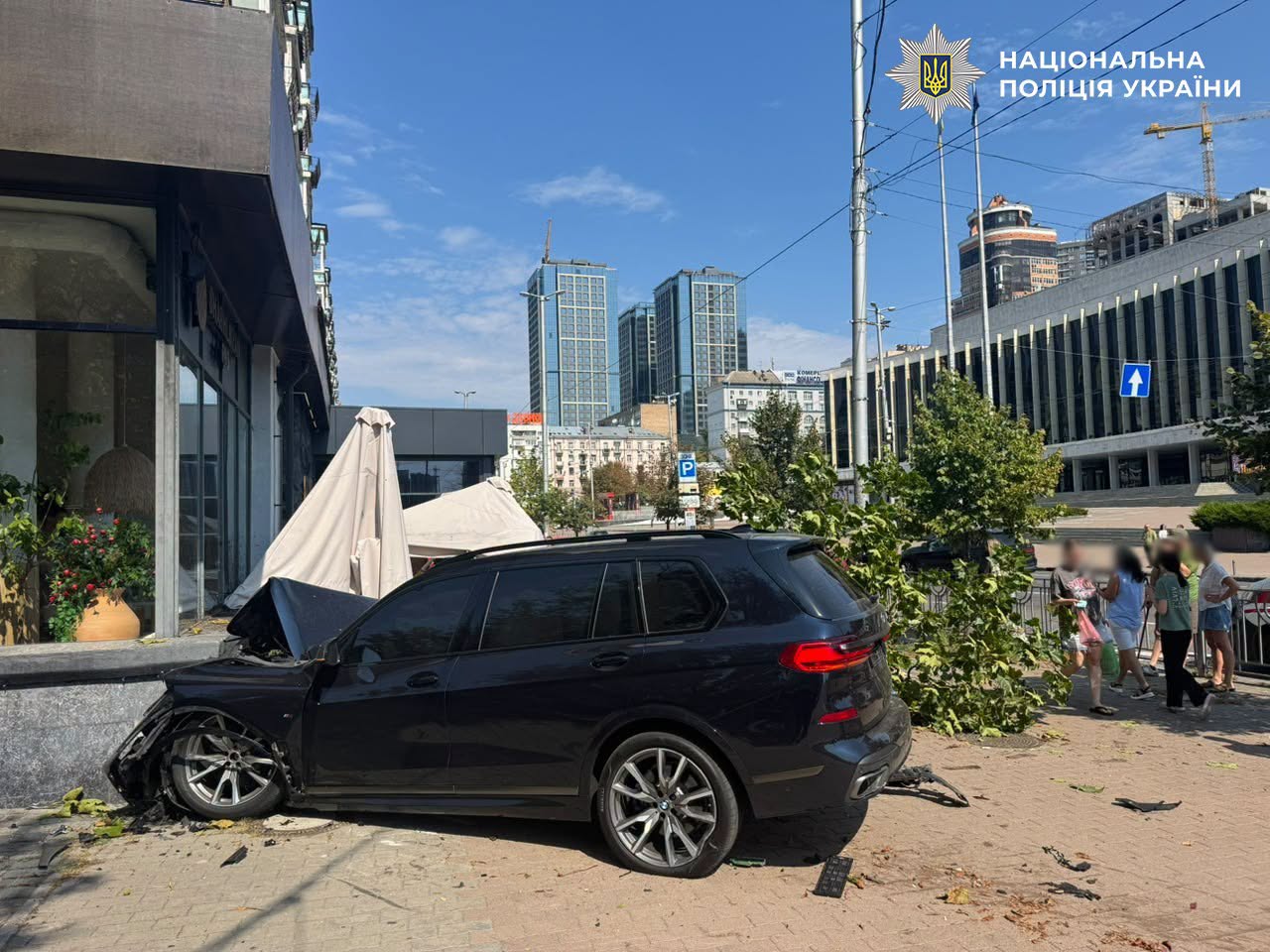Інша автівка-учасниця ДТП врізалася у будівлю