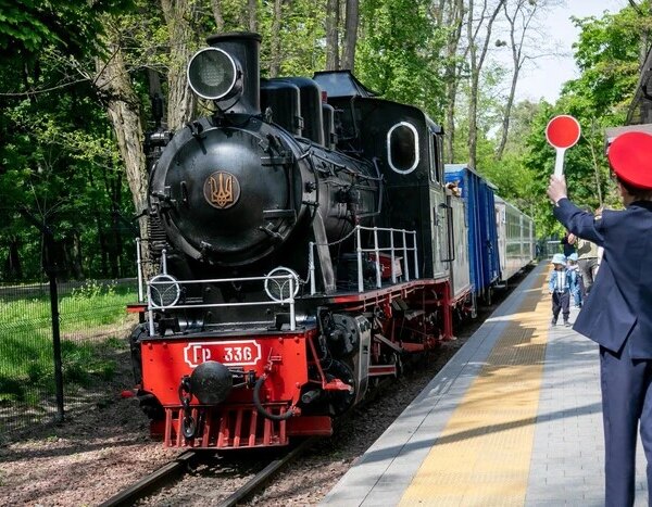 Відвідувачі Київської дитячої залізниці опинилися просто неба в час атаки «шахедів»: деталі події