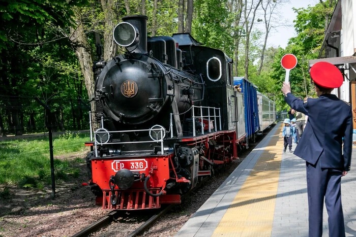 Відвідувачі Київської дитячої залізниці опинилися просто неба в час атаки «шахедів»: деталі події 13 Відвідувачі Київської дитячої залізниці опинилися просто неба в час атаки «шахедів»: деталі події 4
